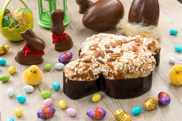 春の訪れ イタリアの復活祭 鳩の形のお菓子とチョコレート パネットーネ コロンバ イースター 写真素材7487446- フォトライブラリーphotolibrary