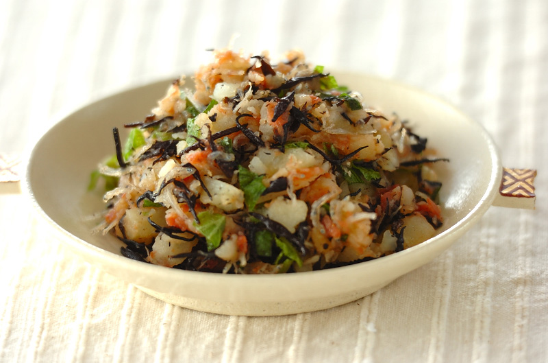 セブンイレブンの「和風ぽてとさらだ半熟煮卵のせ」 セブンイレブンで、不定期で発売している和風ポテトサラダをいただきました🥔 和風のポテトサラダだからか、名前も「ぽてとさらだ」とひらがなになっていました🙆‍♂️かつお節と醤油とだしの味がしっかり感じられる