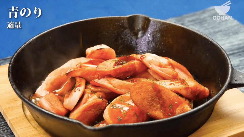 キャンプ一人飯 スキレットを使って男の魚肉ソーセージホットドッグ を調理！ - YouTube