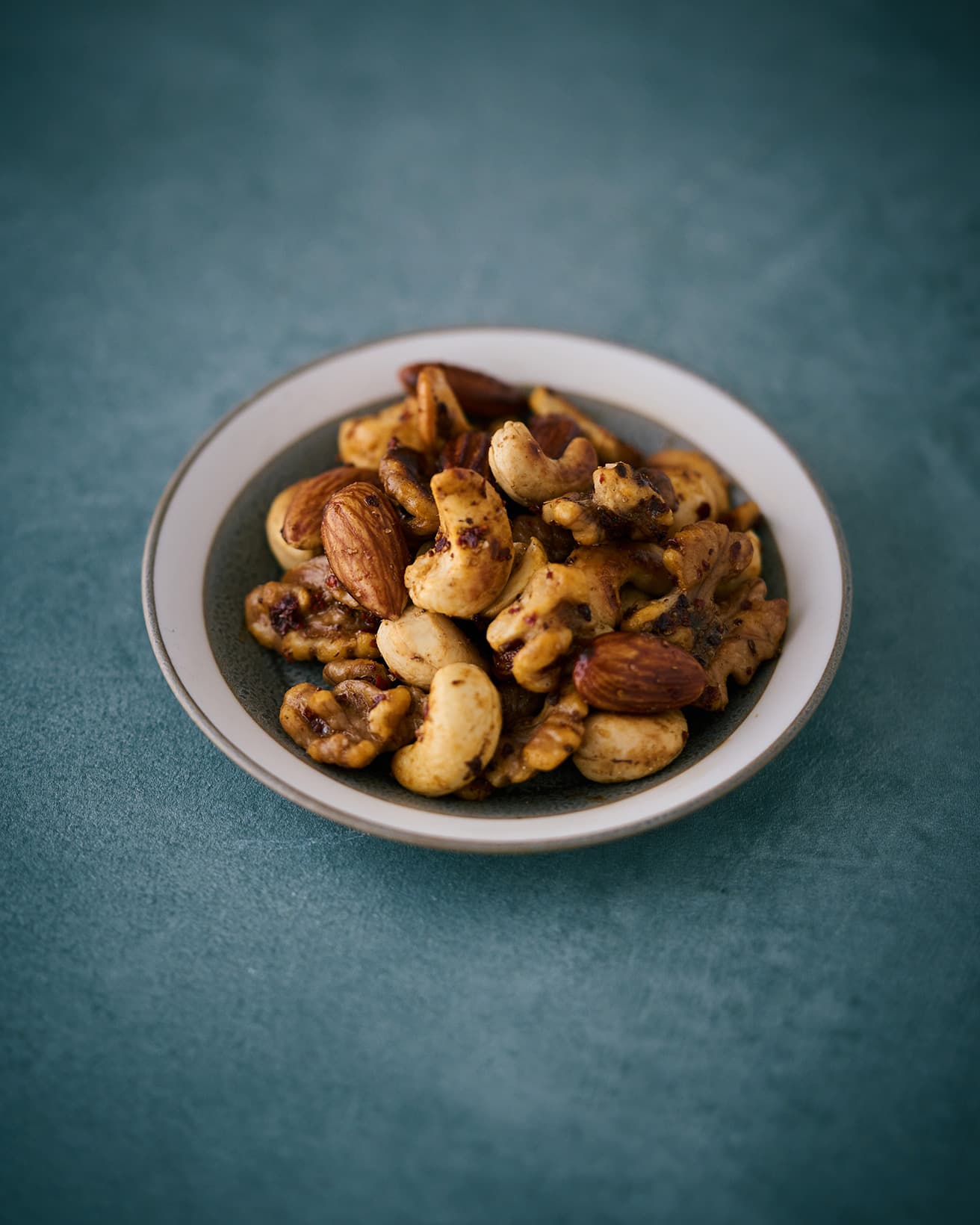 甘じょっぱさがクセになる ！料理家 中本千尋さんに教わる「スパイスナッツ」のレシピ - macaroni