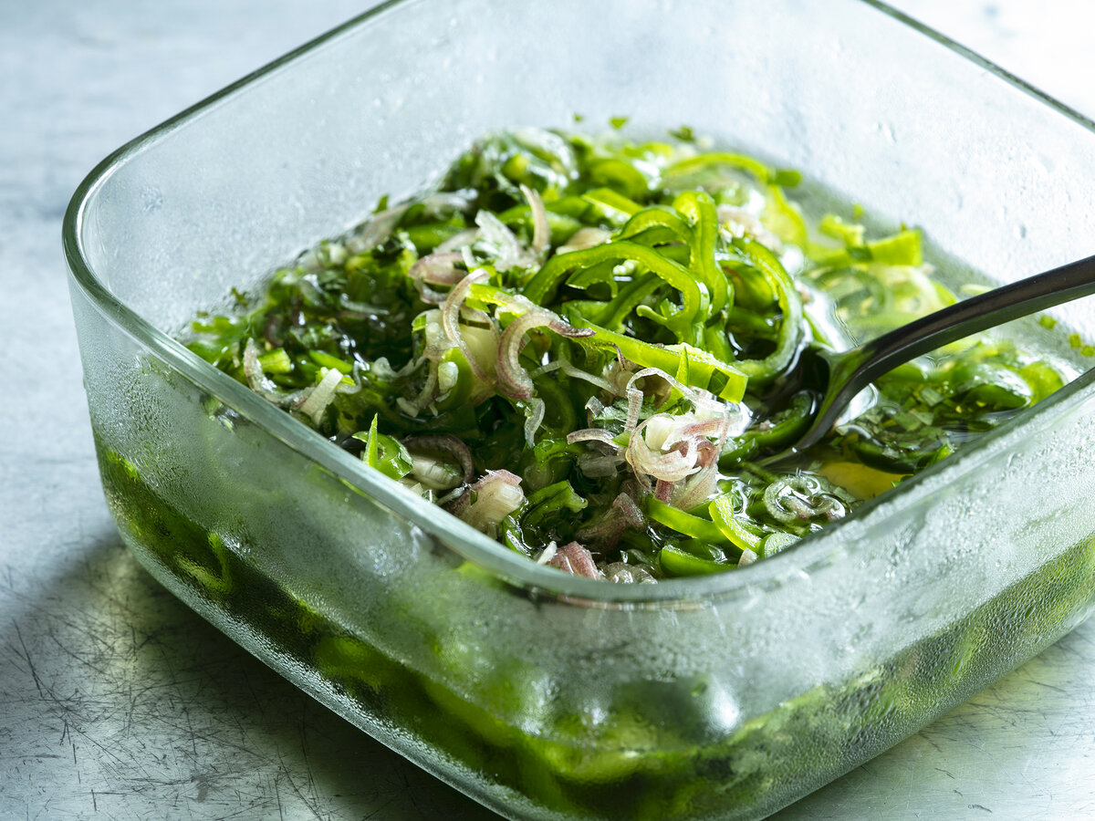 トロリしみしみ♪ 丸ごとピーマンの白だし蒸し焼き花ぴーのあてレシピ