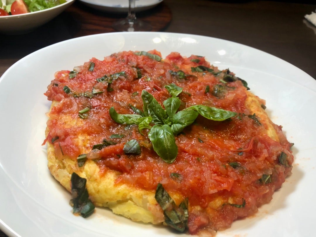 📷思わず見入る、断面美。 ＼新作冷製スパニッシュオムレツじゃがいも、玉ねぎ、ほうれん草、トマト。 丁寧に重ねた素材が織りなす、美しい層。断面から伝わる、手間ひまとおいしさ。 しっかり焼いて、じっくり冷やした冷製仕立て。 食べ応えはありつつ、夏に