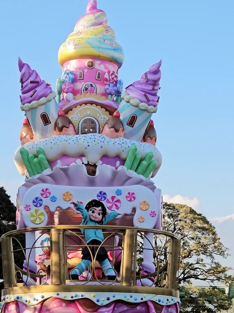 テーマパーク情報サイト CASTEL 公式アカウント🗺️ヴァネロペパルパル 停止位置マップ🗺️=============================== 新パレード「イッツ・ア・スウィーツフルタイム！」が開催中🍬🍪スニークで現地で確認した情報と口コミをもとに、停止位置マップを作成