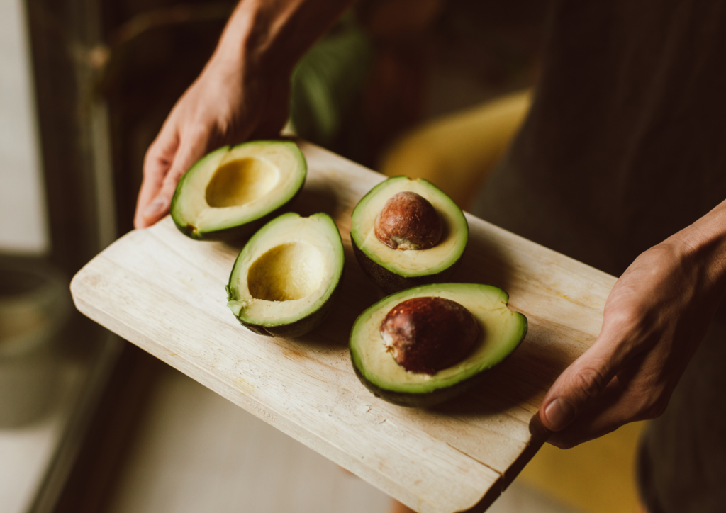 固くて切っちゃったアボカドよ！使ってあげる