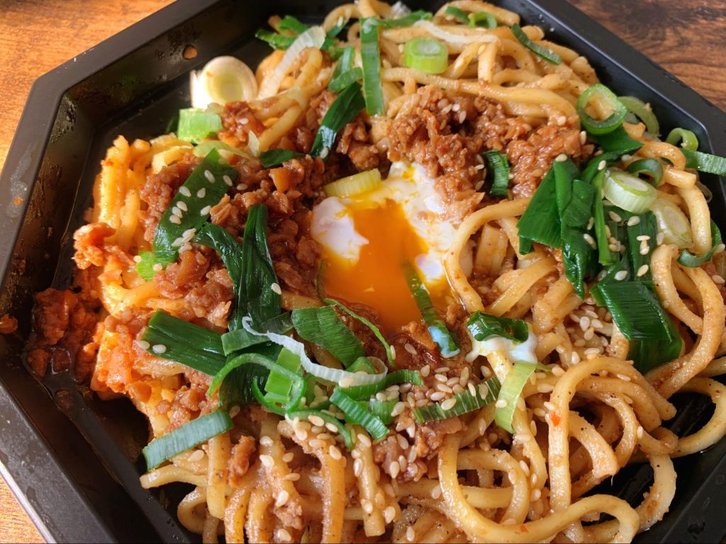 成城石井LOVE✨ 最近帰宅途中に成城石井サンで 見つけた麺‼︎ @seijoishii1927 ・胡麻と四川山椒のピリ辛挽肉 担々焼きそば 647円胡麻の香りと山椒がピリッと効いて 結構好みの味〜😋 もっちもちの中太麺も美味い😋 温玉を混ぜるとメッチャマイルドに なって旨さUP