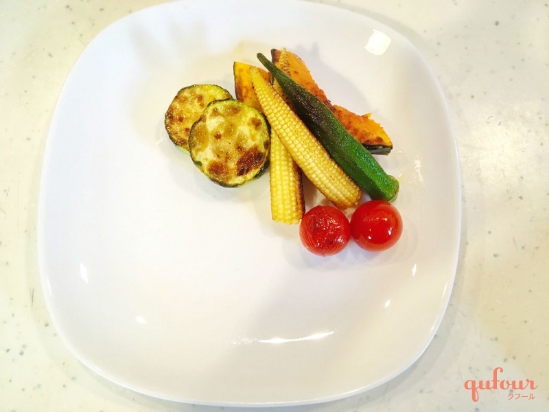 煮込みハンバーグ de ワンプレート🥘 ⁡ ・煮込みハンバーグ ・オーツ麦入り玄米ごはん ・ジャンボししとうグリル ・ニンジンラペ🥕・目玉焼き🍳 ⁡ 週末、おヒゲさまのご両親への お土産に煮込みハンバーグを🥘🧡 ⁡ 多めに作っておいたので、 月曜日から豪華ランチに なっ