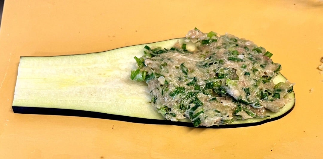 なす餃子なす 2本 160g豚挽き肉 250g ニラ 1 2本 50gにんにく 5g お好みで塩 小さじ1 3コショー 6振り 味の素 6振り オイスターソース 大さじ半分 ごま油 小さじ1 水 300cc ナスのアク抜き用塩 9gナスのアク抜き用片栗粉 適量 油