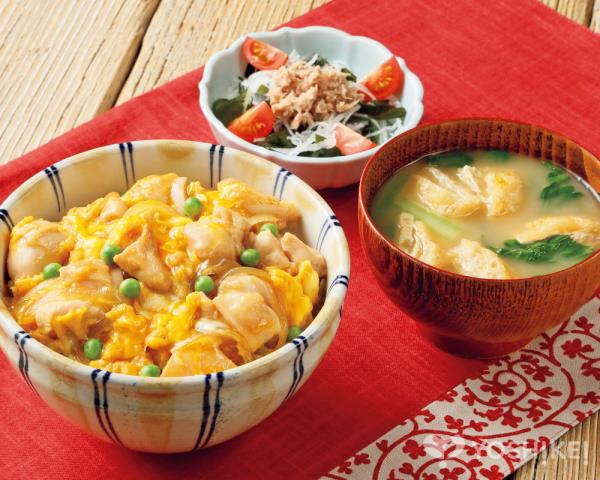 ☑︎ 厚揚げの親子丼献立 ⁡ \Ö今 日 の 献 立 ⁡ 主菜厚揚げの親子丼 副菜豆苗と人参の胡麻和え副菜小松菜ともやしとツナの炒め物 汁物キャベツと人参のお味噌汁 ⁡ ✳︎レシピIDをレシピサイトNadiaに 入力するとレシピがHITします🔎@rinaty_cooking の