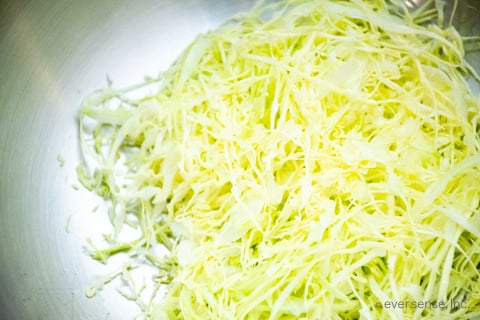 千切り「キャベツ」をシャキシャキに仕上げる簡単な方法！意外と知らない野菜の裏ワザ ぱるとよ- エキスパート - Yahoo!ニュース