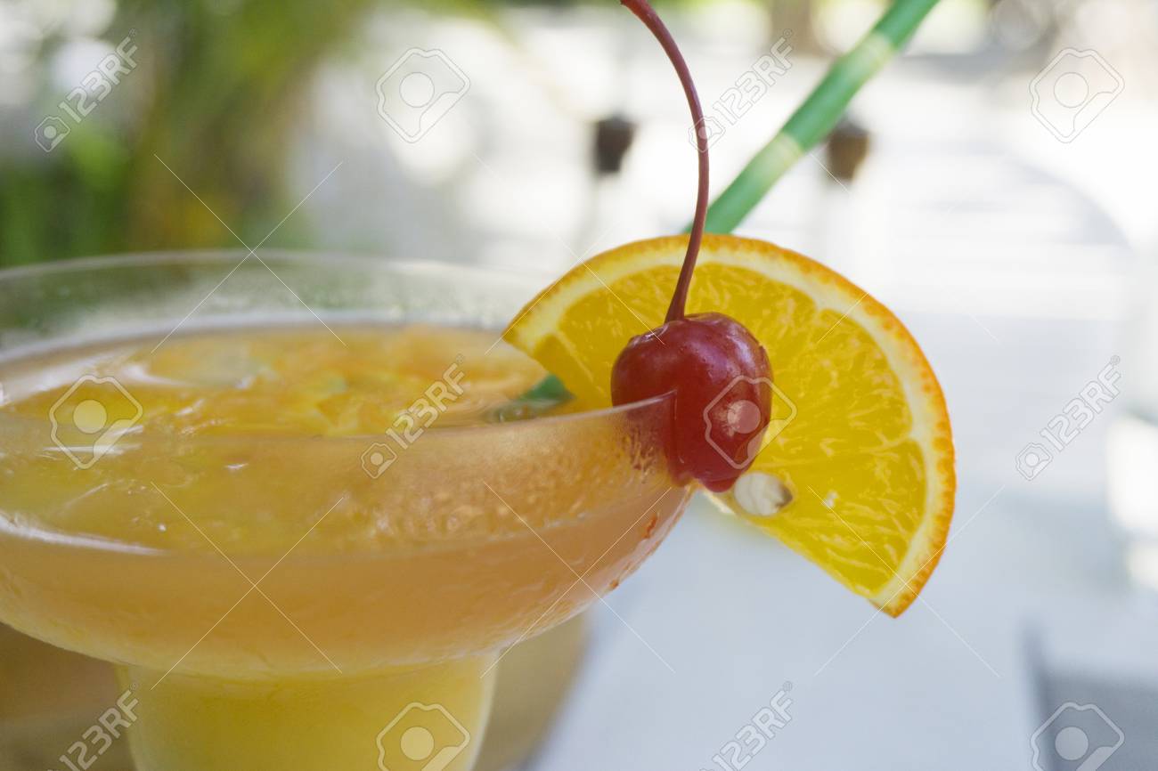 モクテルレシピ 王道カクテルをノンアルコールで楽しもう！イオンで材料が揃っちゃう「ノンアルカシスオレンジ」の作り方おうちでモクテル