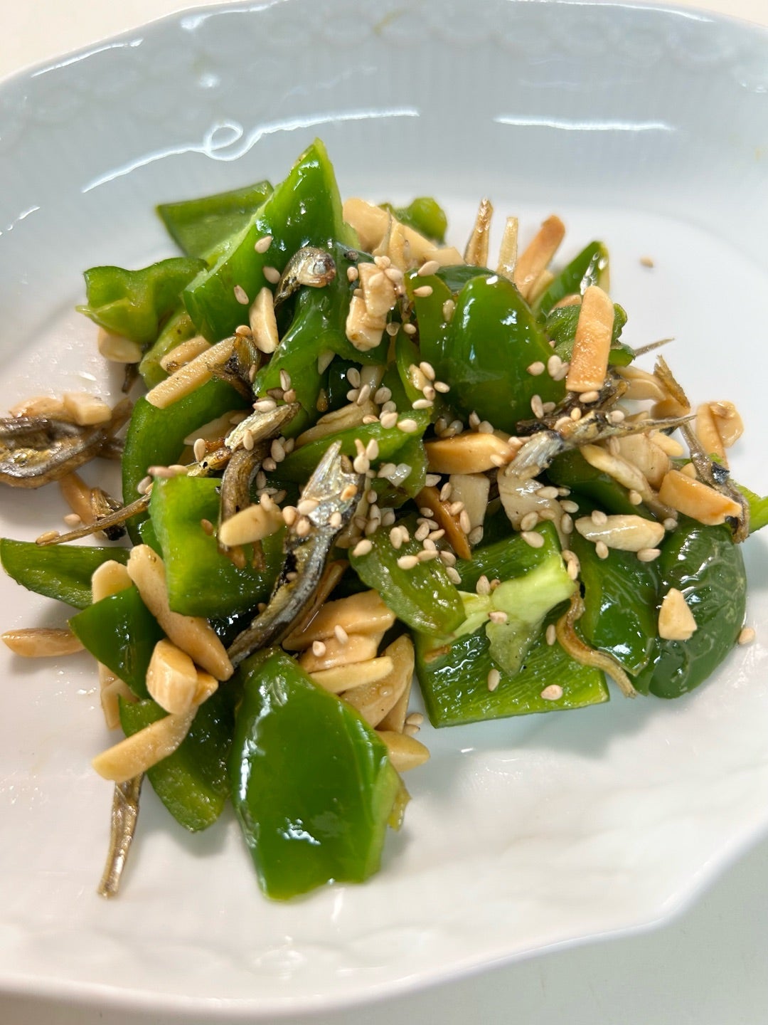 カリカリ食感のトッピングをサラダに アーモンド小魚 - 油屋ごはん