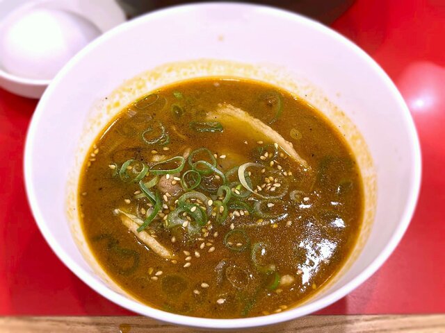 簡単！肉ラー油つけそば,参考 , 1人当たり単価 225円 調味料除く, 1人当たりカロリー 630kcal, 1人当たり塩分 3.1g,所要時間 15分,材料 2名分 , そば 2食分, 豚肉小間切れ 200g, ☆砂糖 大さじ1, ☆酒 大さじ1, ☆みりん 大さじ1,☆しょうゆ 大さじ1, 白ねぎ 30g, そばつゆ ストレート200ml, 卵黄 2個, いりごま 適量,