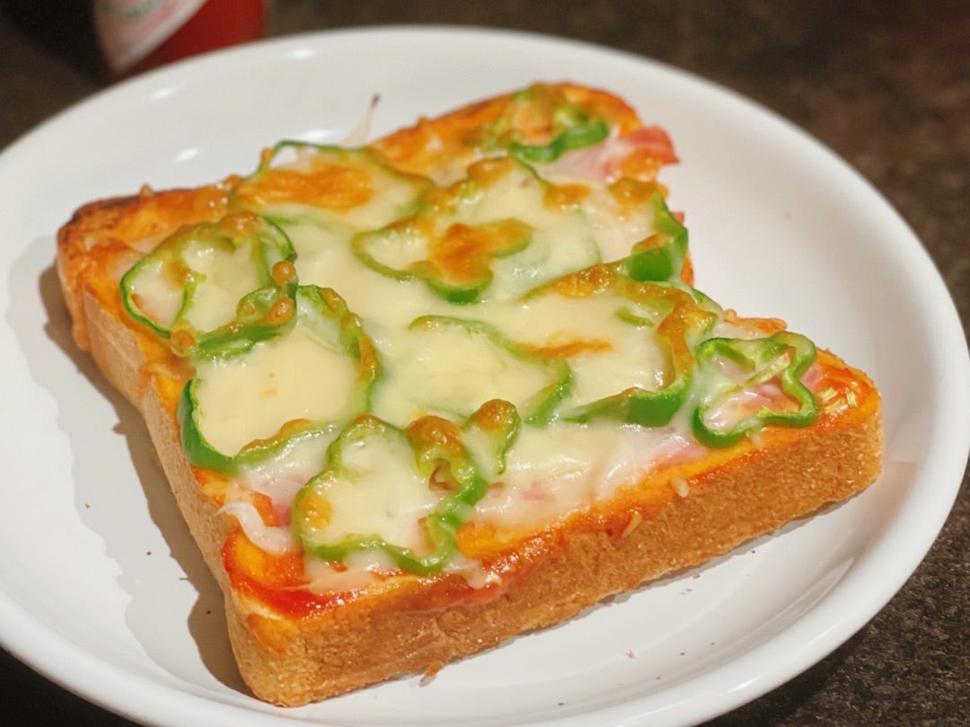 片手でパクっ。巻き巻きカルボナーラスティックパン