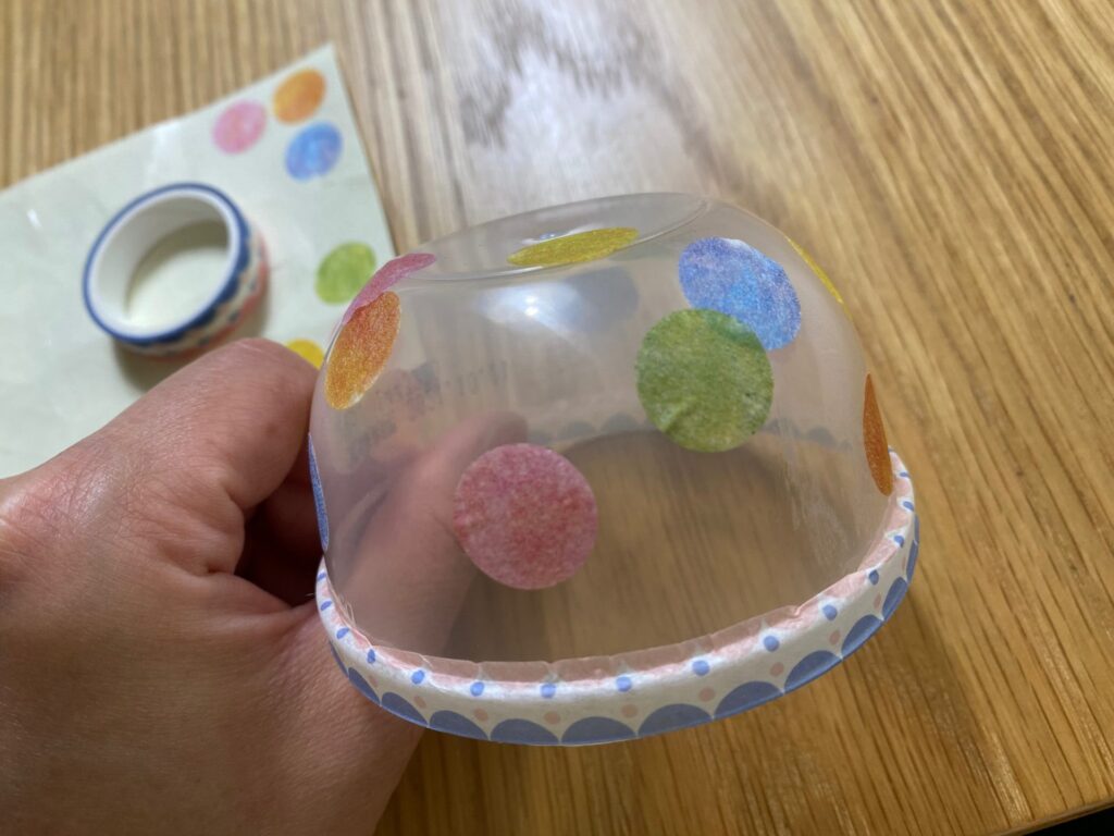 夏の風物詩のひとつ、風鈴🎐音を聞くだけで風を感じて、心なしか涼しくなりますよね😊 今回は手作り風鈴のアイデアをまとめました！自由研究やハンドメイドにいかがでしょうか☀☀ 🎐ゼリーカップ風鈴 ＜作り方＞ １．ゼリーカップにちぎった折り紙を少し重ねながら貼り