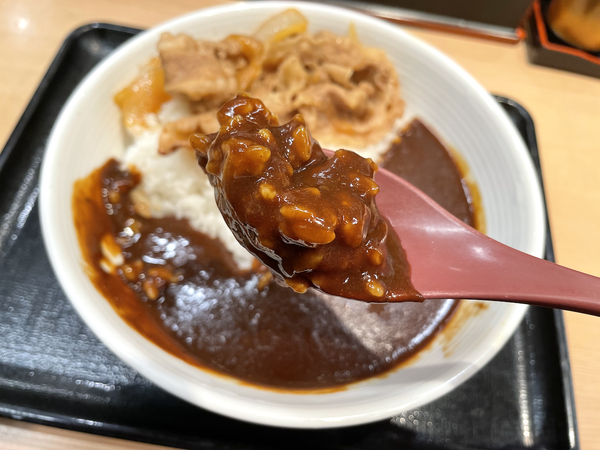 吉野家で「牛カルビ黒カレー ・大盛り」を世界一詳しく調査しました 新メニュー 進撃のグルメチェーン店、コンビニ、新メニュー、新商品、スイーツなどの最新グルメを最速でお届け