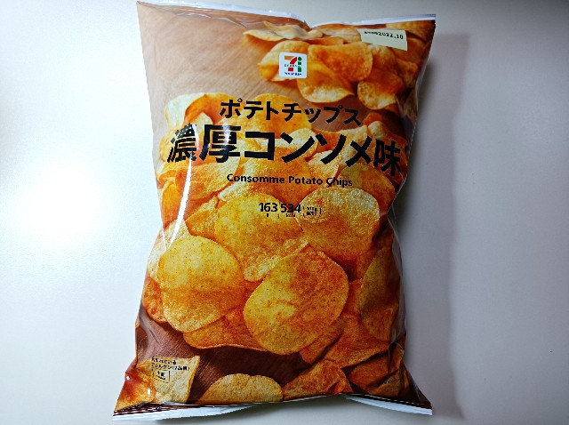 今回初めて買う方が「うすしお味😍」. コンソメパンチも美味しいけど、 いちばん人気のうすしおには敵わない☝️.ポテチ売り場とレジ前で展開する予定でしたが、 ちょうど1番くじが全種類完売したので 101に急遽展開🎉. デカレプリカ1個しかつくってなかったから