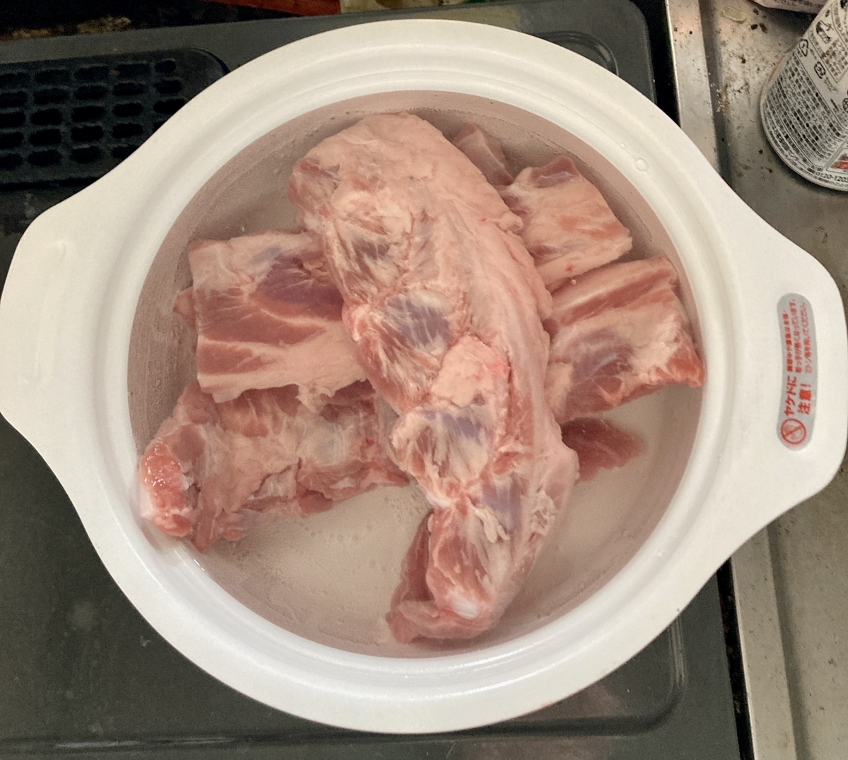 📖ニチレイフレッシュコラム このコラムがいいなと思った方はコメントに🐖 をお願いします。 「豚バラ軟骨の調理方法」豚のあばら骨の先についているお肉 それが豚バラ軟骨 軟骨の周りにお肉がついていて別名『パイカ』とも言います。 今回は豚バラ軟骨の調理方法をご