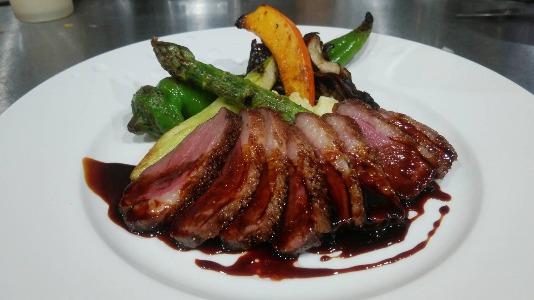 小樽ビール倶楽部：カモの胸肉のローストとドンケルボック – Otaru Beer