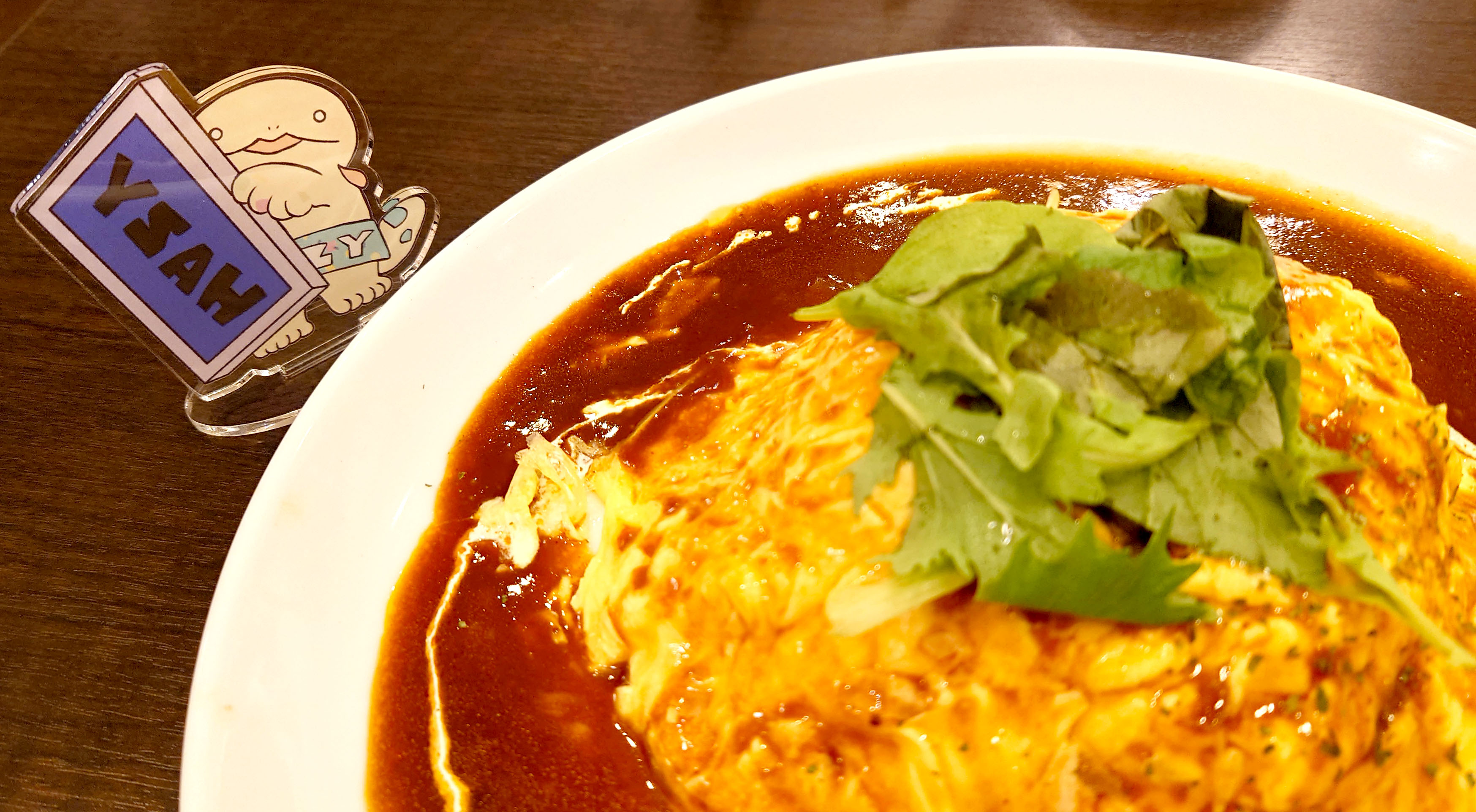 むしろ普通のオムライスよりラク‼️ ⁡ビーフシチューオムライス⁡ 「レストランやん」てなるのにこの簡単さ。 ⁡ソースは市販のルウを使ってレンジで1発。 ⁡ ご飯は具なしのガーリックバターライスなんで玉ねぎのみじん切りとかもせんでいいし、取り出した後