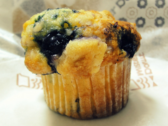 ミスタードーナツ「しっとりマフィン ベリーヨーグルト」2種のベリー×ヨーグルト風味のクリーム - ファッションプレス