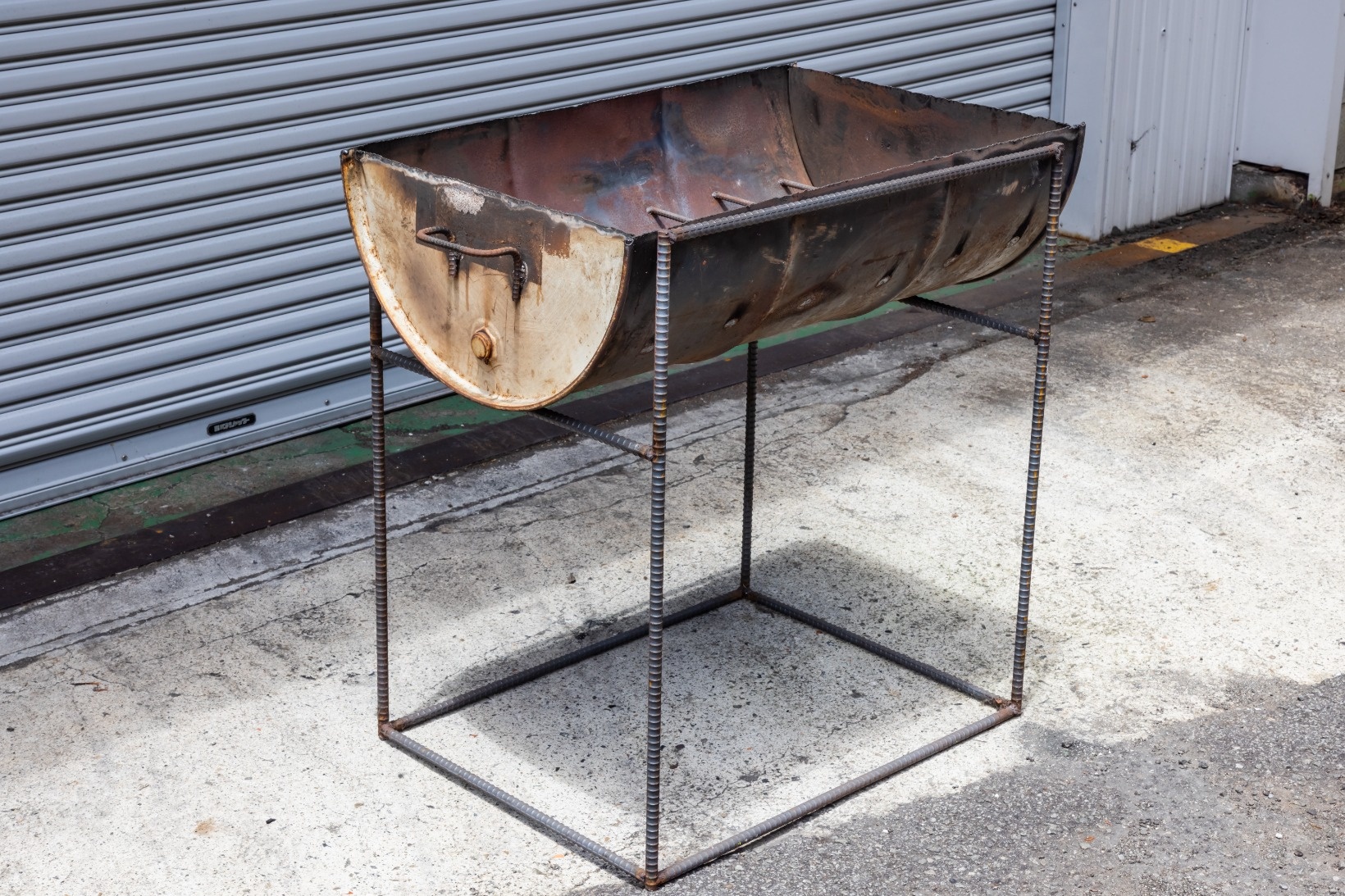 楽天市場本格BBQ 日本製 ドラム缶バーベキューコンロ Cセット皿置き板2枚付、火バサミ45cm付、高脚4本付バーベキューグリル キャンプ釣り 運動会 大型 特大 大人数 アウトドアー お花見 屋外 パーティー 瀧商店: 瀧商店