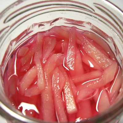 あの、ふりかけで作る自家製紅しょうが が美味しすぎて 市販に戻れなくなりました □材料 作りやすい分量・新生姜 150g ・酢 120ml・赤しそふりかけ 大さじ1 ・砂糖 小さじ1 4 □作り方 1.生姜の皮をこそぎ取り、千切りにする。 2.沸騰したお湯に入れ30秒ほど