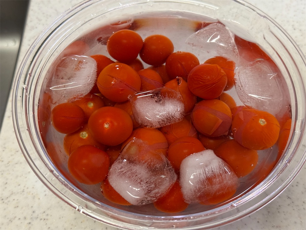 ミニトマトの白だし漬け！ YouTubeでも紹介したレシピ^^ 湯むきしたトマトは、舌触りがつるんとなめらかでとっても美味しいです！ぜひ試してみてくださいね。 ✼•• ••✼ 材料 作りやすい分量ミニトマト １５〜２０個くらい ◎白だし