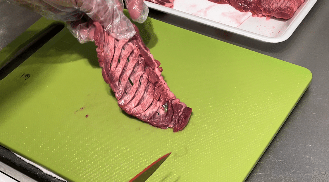 コストコの牛タンの下処理は意外と簡単！厚切りも薄切りも好みでスライスできるのが魅力