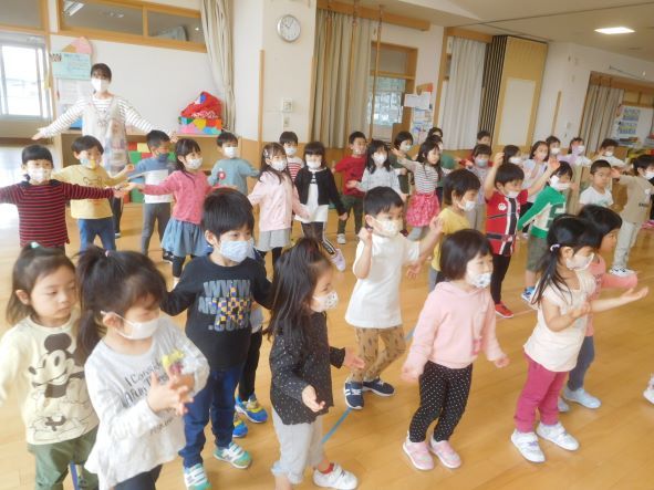 ダンス・フルーツ パンパカパーンパイナップルロケットくれよん保育 運動会 発表会 子育て