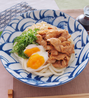 レンジで簡単♪『豚しゃぶと蒸しなすのぶっかけ冷やしうどん』