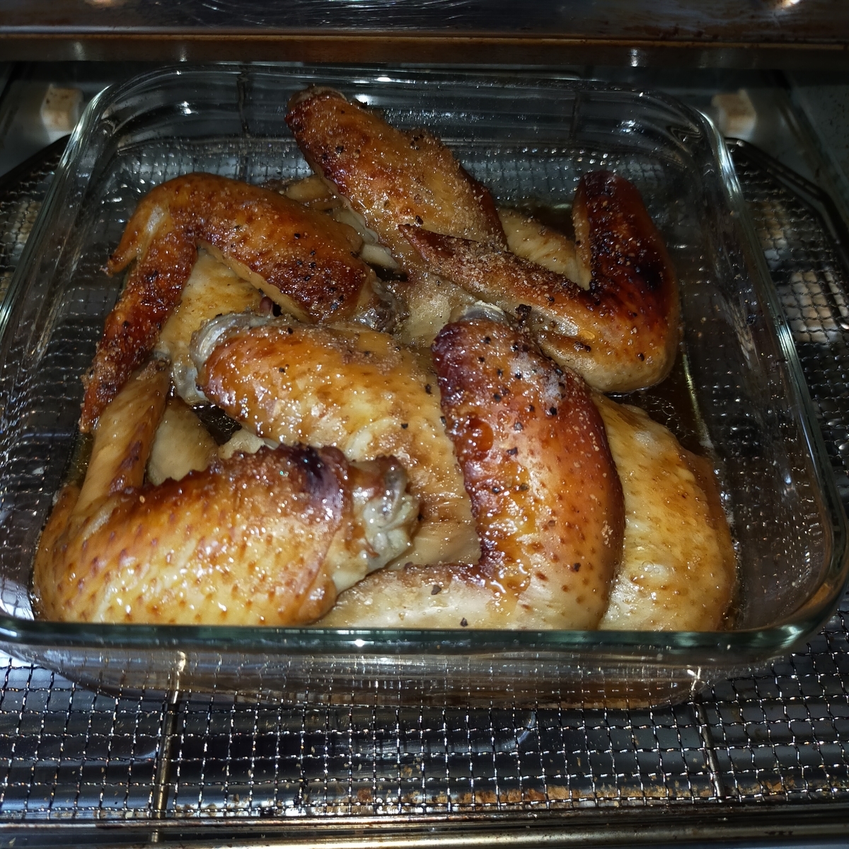 スパイシーチキン＜材料 2人分 ＞ 手羽先 8本 こしょう 適量 黒こしょう 粗びき適量 一味唐辛子 適量 ☆漬けだれ 砂糖 大さじ1 酒大さじ1 しょうゆ 大さじ2 塩 小さじ1 4 こしょう 適量 おろしにんにく 小さじ1 2 チューブの場合4cm小麦粉 大さじ4 ＜作り方