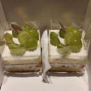 白州名水でつくる水ようかん。 シャトレーゼの水ようかんは、南アルプスの麓、白州でつくられます。この地にお菓子工場を建てたのは、名水でお菓子作りをするためです。 お菓子作りに使う水は、長い年月をかけて花崗岩を染みとおり、清らかな名水へと磨かれたもの。雑味