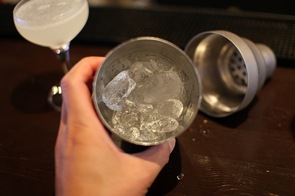 真夏に必見！バーテンダーの氷の仕込み🧊