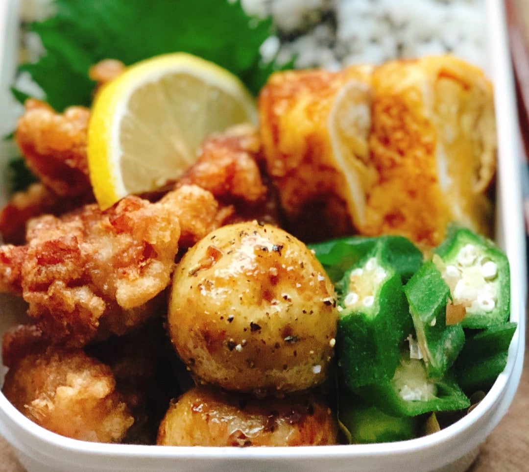 お弁当に入れたい！おくら卵巻き , お弁当のいろどりで、可愛く美味しい卵焼きレシピのご提案💡,今回のレシピは断面がオクラの星形が中心にあって、見た目も楽しいのでお弁当のふたを開けた時に笑顔がこぼれますよ😊,材料 , ・卵 １ 個Mサイズを使用しました , ・塩 少々, ・スライスチーズ １ 枚, ・茹でたオクラ １ 本水気は切っておく , ・サラダ油 適宜