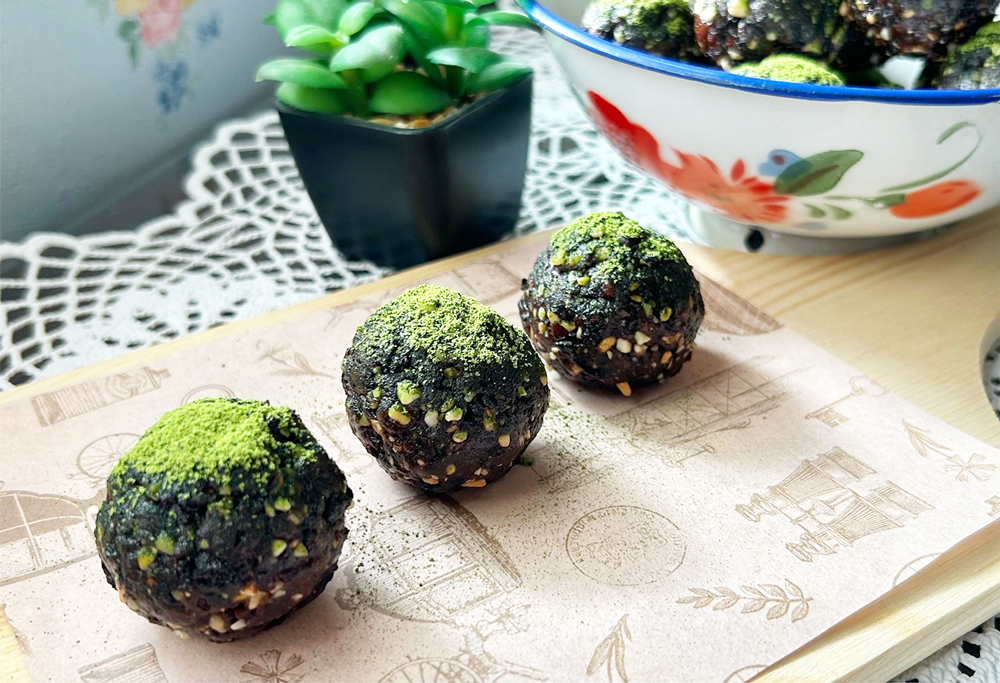 こばやしまりこ米粉を愛する料理家エナジーボール ブリスボールココア 抹茶 ココナッツ ロースイーツ、ヴィーガン。砂糖、乳製品、グルテンフリー。 スーパーで手軽に見つけられるもので作りました。 作り方をサンキュstyleに載せています。よかったらご覧ください