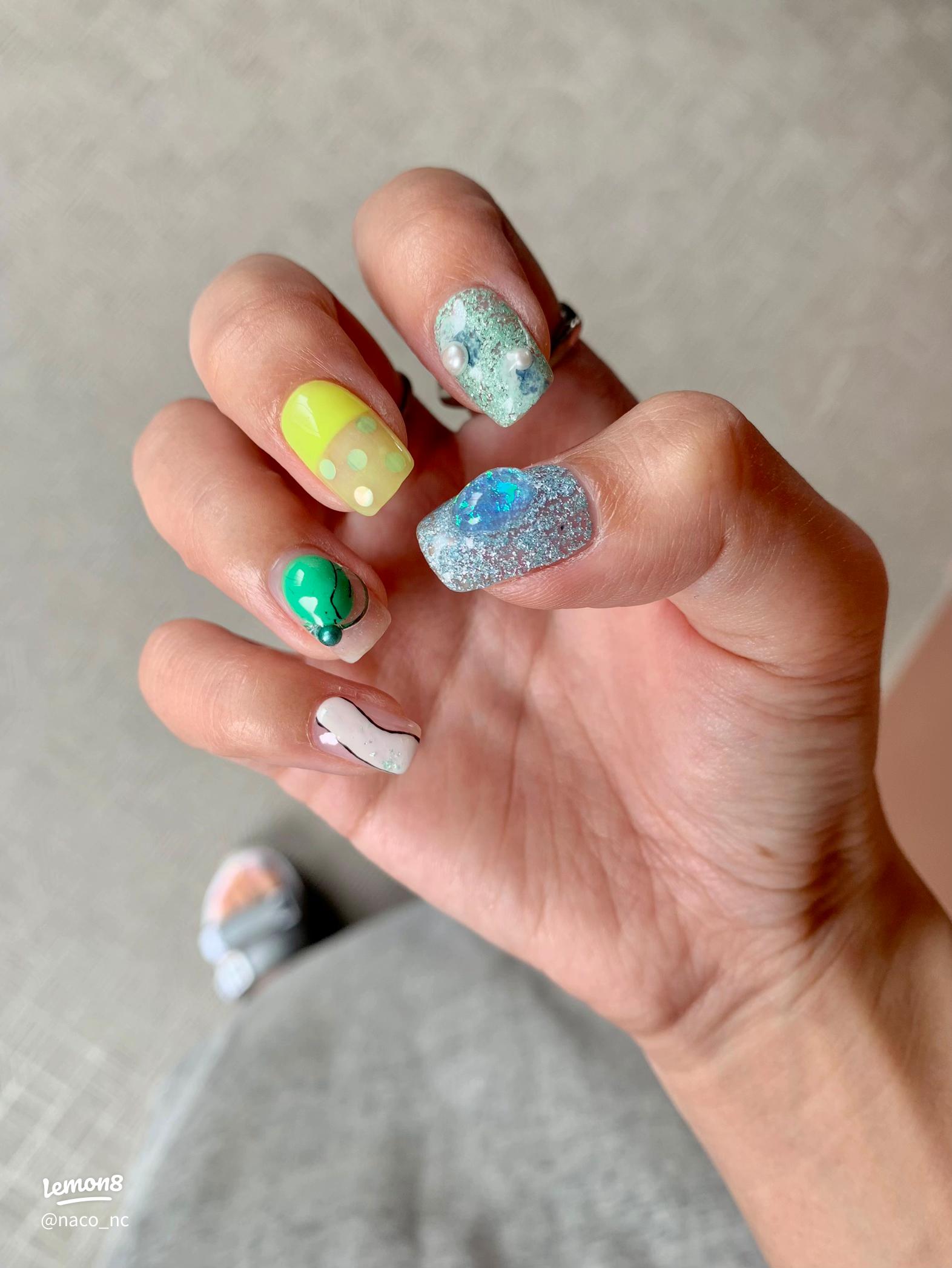 🍓🍋🫧🍃🖤🔗 ストロベリーレモネードを飲みながら、カラフルなオーラを混ぜて、ネオングリーンやブラックランのネイルでスパイスを加える、マニのラインナップはムード!_____ *アフィリエイトstrawberrynailsnailspinknails レモンネイル 黄色ネイル 明るいネイル