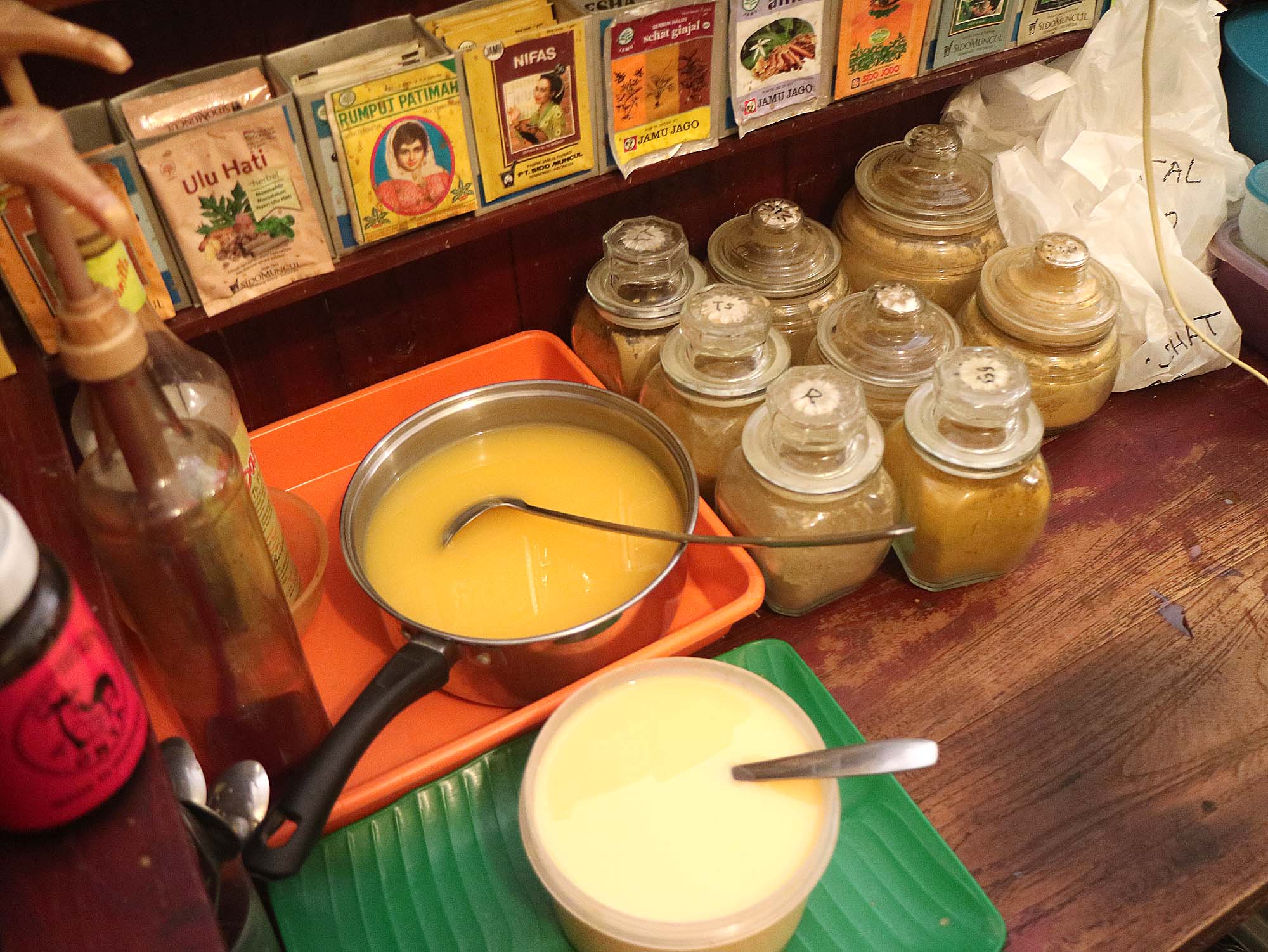 魔女たちの医学」インドネシアの民間薬「ジャムウ」とは