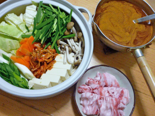 お鍋の素不使用、簡単味噌キムチ鍋 大好きなマロニーもたっぷり入っておる😋 .材料・しゃぶしゃぶ用豚肉 250ml ・白ネギ 1本 ・白菜or キャベツ 1 4個 ・舞茸 1パック ・ニラ 1束 ・豆腐 1 2丁 ・人参 1 2本 ・餅巾着 3個 ・キムチ 大さじ3〜4分 🅰️ ・水800ml