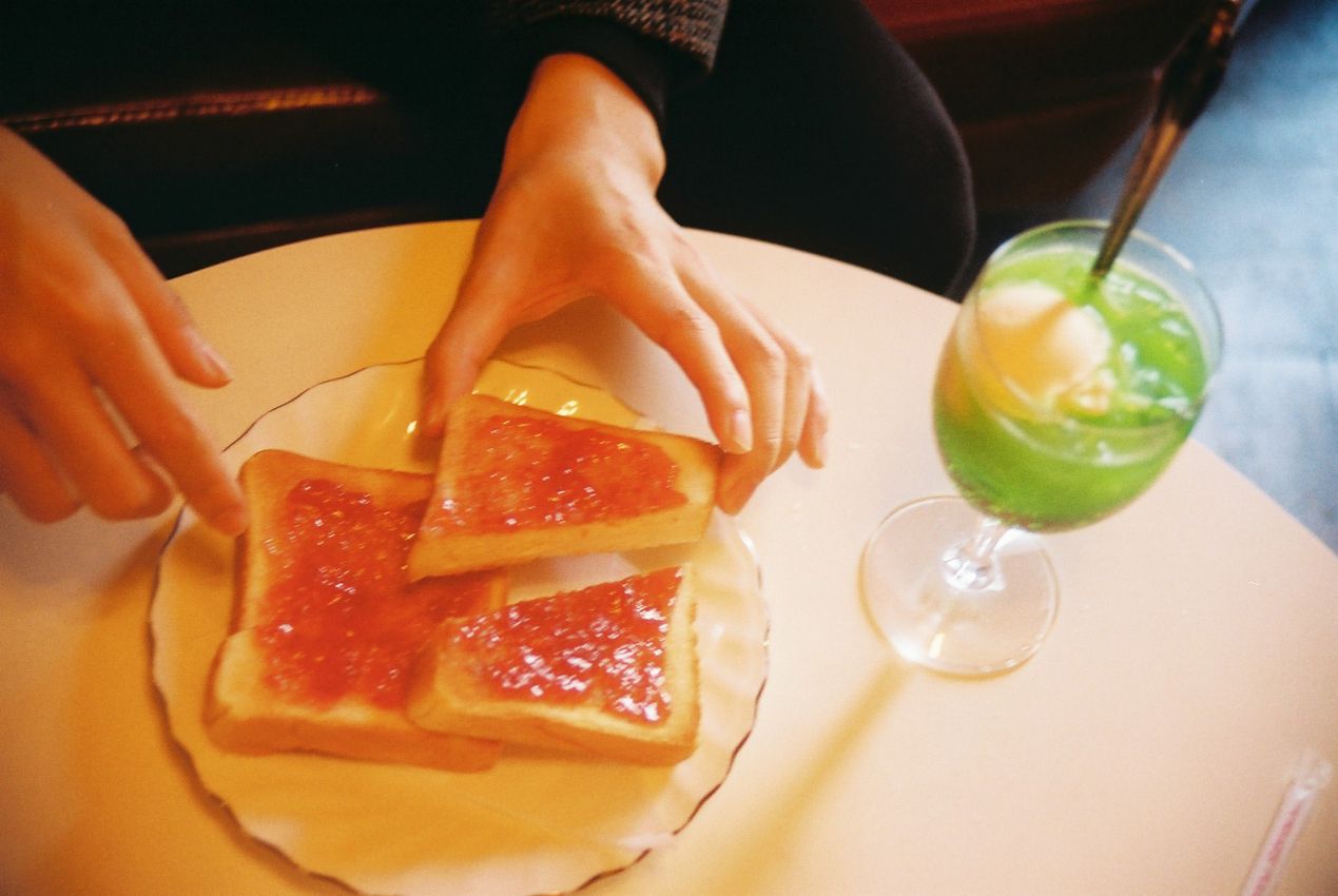 秀逸なモダン建築 四谷「コーヒー・ロン Lawn 」で聴くビートルズとタマゴサンド