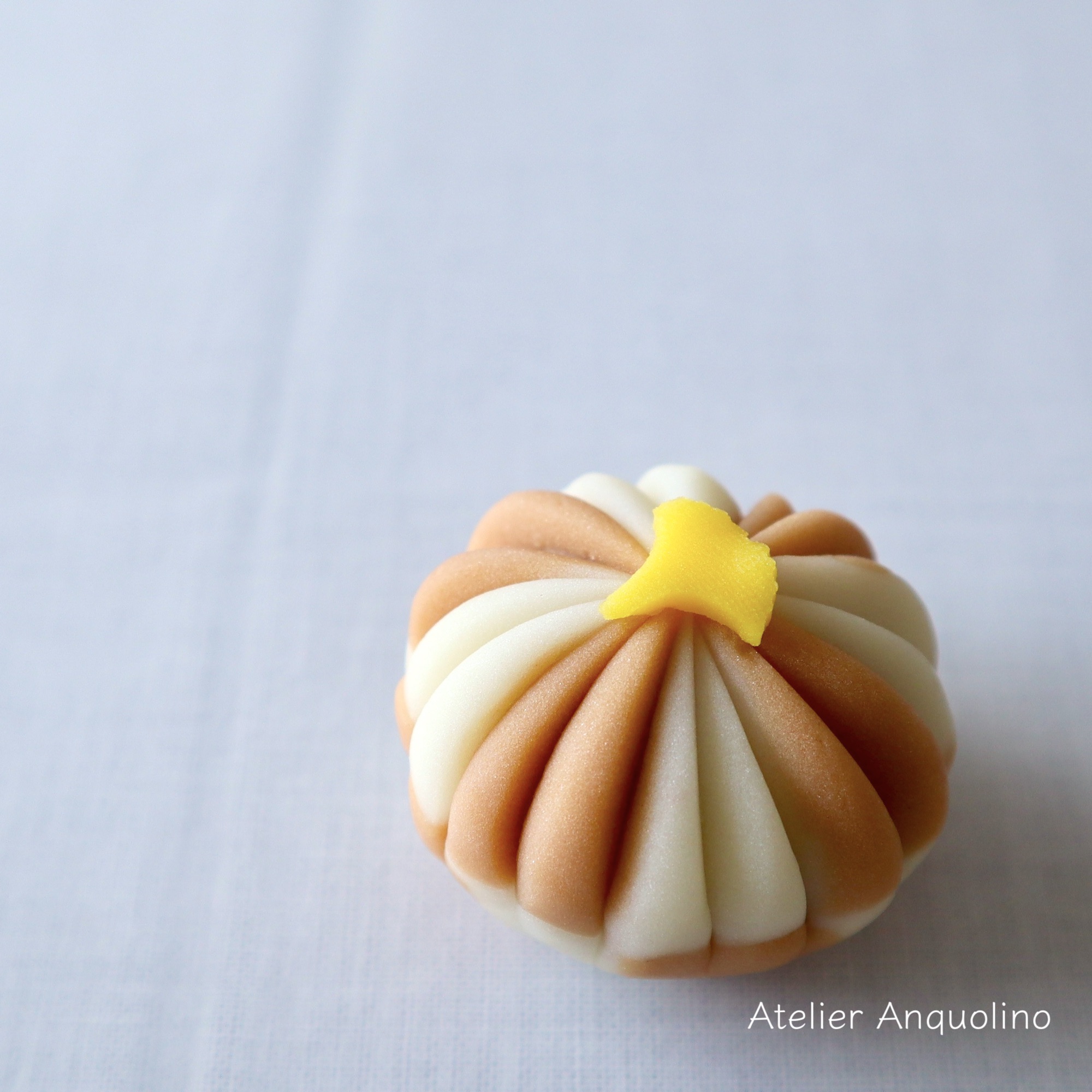 和菓子練り切り、秋の練り切りデザイン、菊、コスモスの花と柿みかゆか和菓子日記