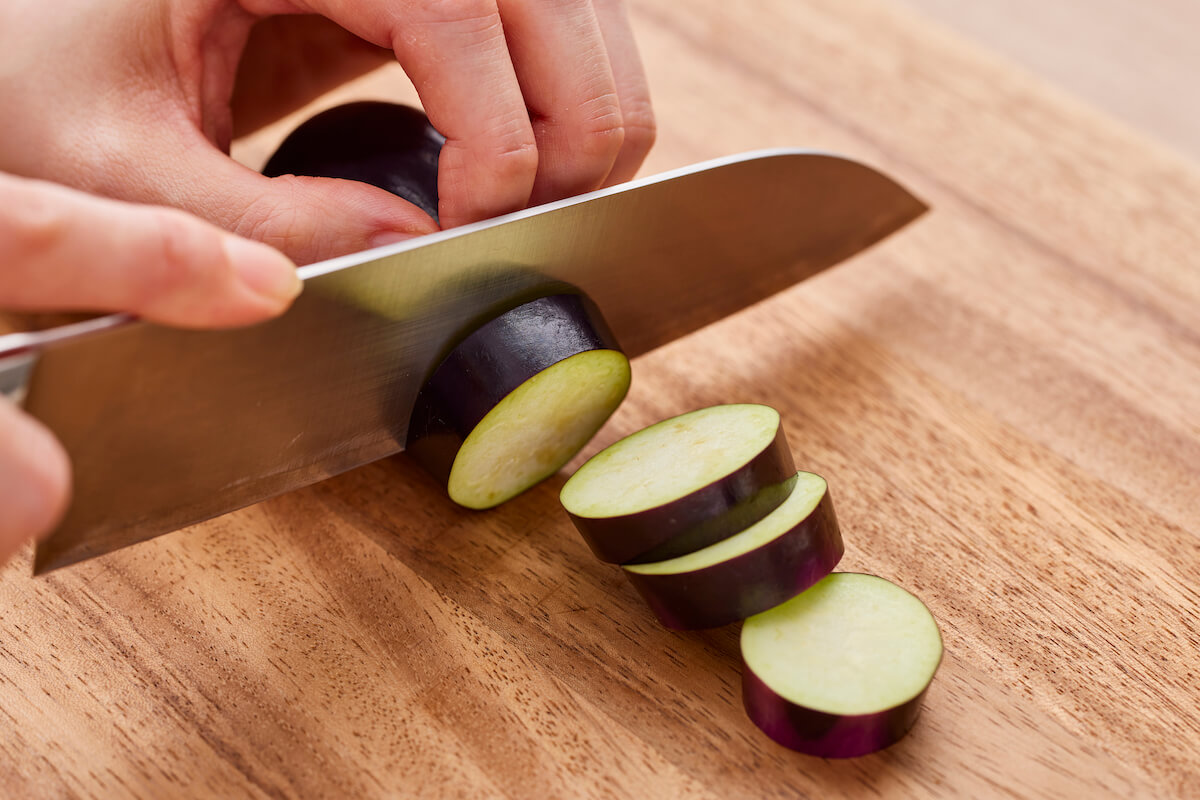 茶筅茄子の切り方は？食卓に彩りを添えて！煮浸しもキレイにできる飾り切りのコツを料理人が伝授！ -グルメクールジャパンビデオ日本の観光・旅行・グルメ・面白情報をまとめた動画キュレーションサイト「COOL JAPAN VIDEOS」