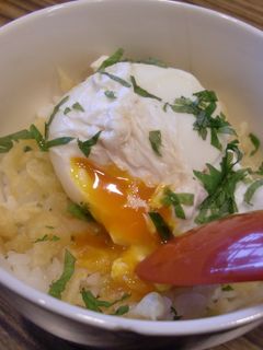 詳しいレシピ▽▼▽極上のとろたま天丼 。, 食べたら天丼？！秒でなくなる🫣,とろとろ半熟卵に天かす、染み込む天つゆが最高。ほんまにペロリです！！,仕事から帰ってきてからでも、秒でできるパパッとごはん◎忙しい日や疲れている日、お休みの日にも助かる！, ￣￣￣￣￣￣￣￣￣￣￣￣￣￣￣￣,材料 ,1、2人分, •バター 15g, •卵 3個, •天かす 大2〜, •小ねぎ 適量,
