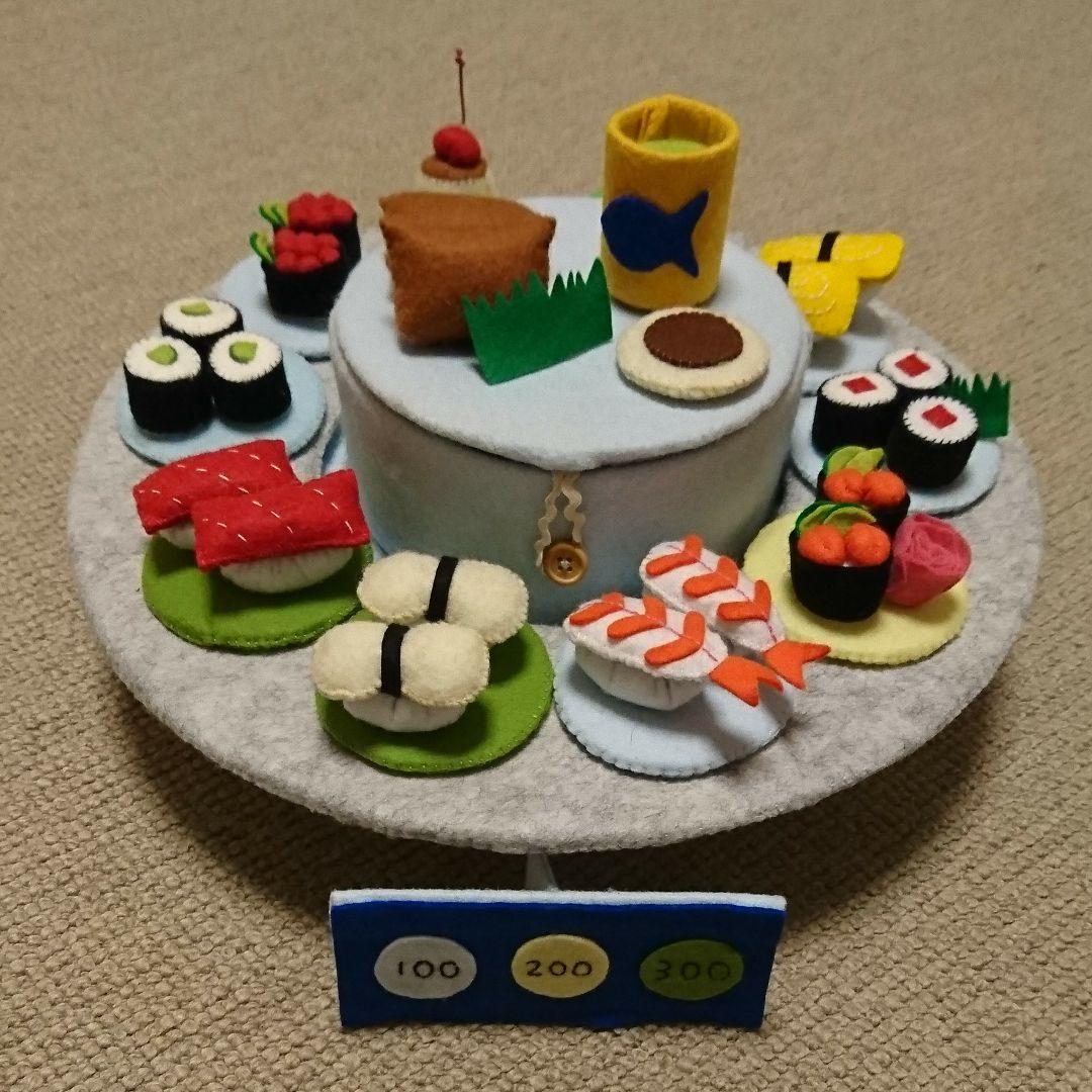 紙と緩衝材とプラレールを使って回転寿司やさんごっこ♪つづる