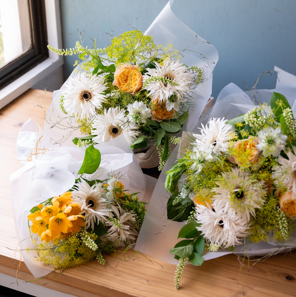 楽天市場生花産地直送カラーと本数が選べる ガーベラ花束 10本・30本・50本・60本・100本ピンクレッドイエロー ＆ オレンジミックス花束 誕生日 花 プレゼント 女性 お祝 いハロウィン クリスマス いい夫婦の日 送料無料 一部地域