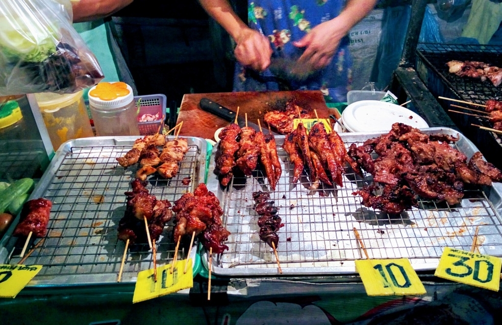 グルメ 台湾式BBQ屋台といえば碳烤！串焼き食材をその場で炭火焼きしてくれる豪華小吃