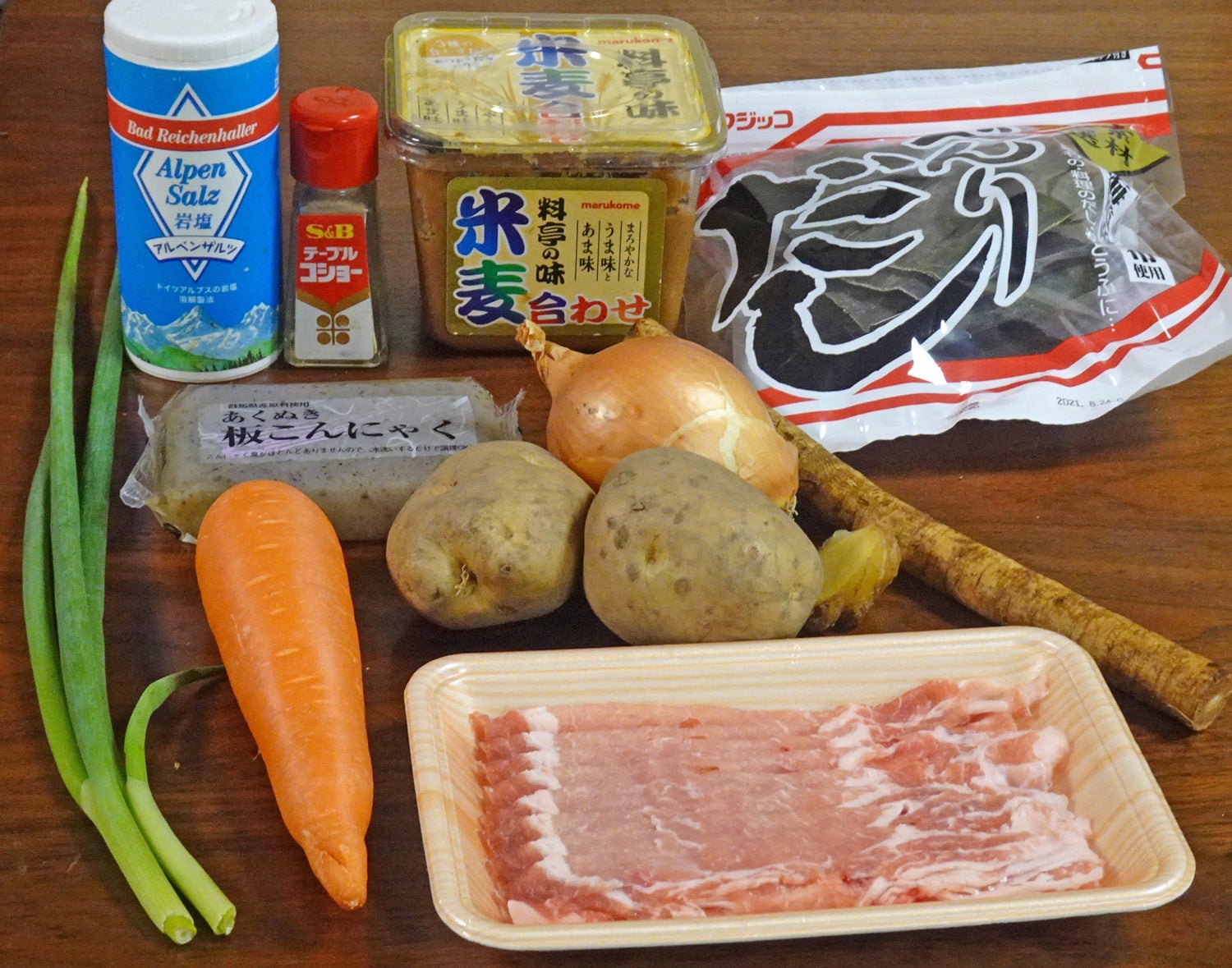 具だくさん豚汁和食だいすき🍚💕いっぱい作って次の日も食べれるように🥹💪🏼 ☝🏻point・油揚げや長ネギを入れる場合は、15分ほど煮詰めた際にいれてね🙇🏽‍♂️ ・アクが出たらとってください😌・味噌は沸騰させちゃうと味が落ちてしまうので、翌日食べる場合も、温める際は沸騰直前で必ず火をとめてね🔥❤︎好みの濃さに調整してね〜！