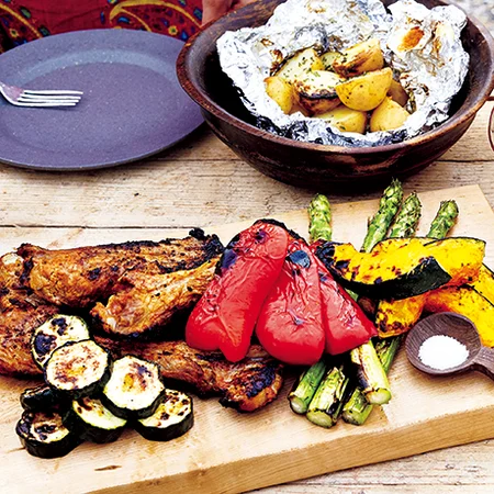 食べすぎ注意なスペアリブが主役のワンプレート🍽💓 ✳︎スペアリブのうま煮 ✳︎ほたてと春野菜のジュワッと焼き✳︎ケールの和風フリンジサラダ レシピあり▷▶︎✳︎もずくとえのきの酸辣スープ ✳︎発芽玄米ごはん 👶鱈とアスパラほたての煮物 レシピあり