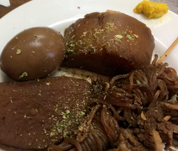 お家で簡単🍢静岡おでん🏮寒くなってくると食べたくなるのが、アツアツのおでん🍢 お家で簡単に静岡黒おでんが作れちゃう素があるんです🤩真っ黒なダシ汁が特徴の静岡名物の黒おでん🍢 実は見た目ほど濃い味ではなく意外とアッサリしています！ 旨みがギュと濃縮され