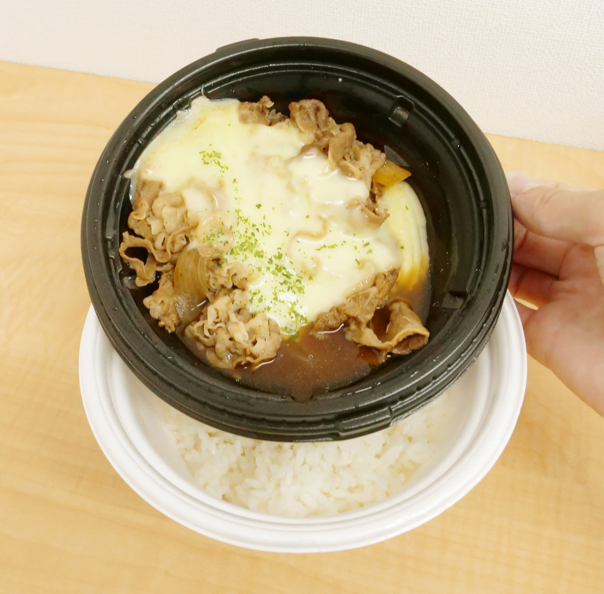 すき家、最後の一手と話題 チーズ牛丼「580円」新商品の価格妥当性、意外な難点ビジネスジャーナル