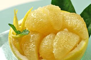 Amazon.co.jp:予約受付中・12月中旬より発送予定 愛知県産 水晶文旦 ぶんたん 贈呈品ランク約2kg 3~7個高級百貨店に陳列厳選フルーツ ぽってりと愛らしい丸みで艶やかな果皮の水晶文旦 プレゼント 果物ギフト 品質管理 冷蔵3℃～6℃管理 常温配送 : 食品・飲料・お酒